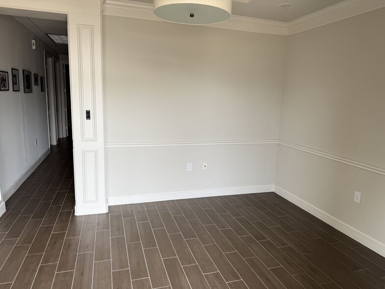 More Photos Of 633 E Fernhurst Dr, Katy Medical For Sale