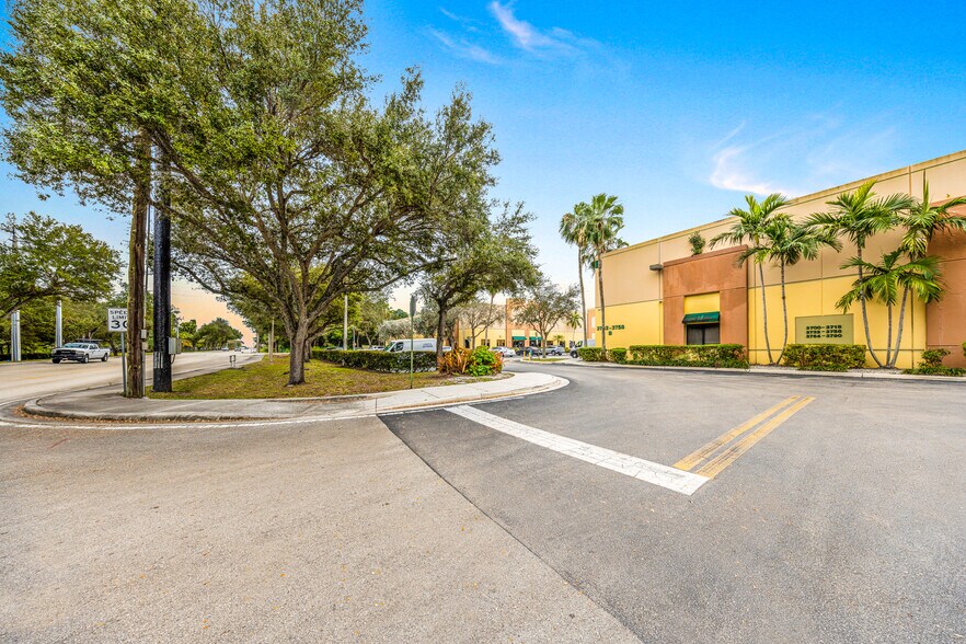More Photos Of 3700-3718 SW 30th Ave, Fort Lauderdale Warehouse For Sale
