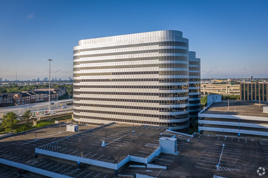 More Photos Of 2900 N Loop Fwy W, Houston Office For Lease