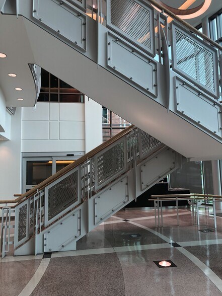 More Photos Of 850 Greenfield Rd, Lancaster Schools For Lease