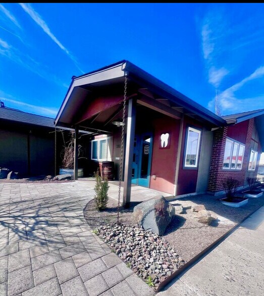 Primary Photo Of 101 S Main St, Prineville Medical For Lease