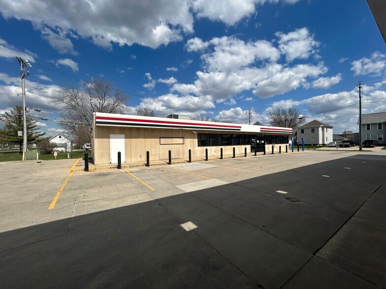More Photos Of 500 W Bremer Ave, Waverly Convenience Store For Sale