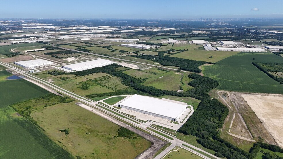 More Photos Of 601 W Pleasant Run Rd, Wilmer Distribution For Lease