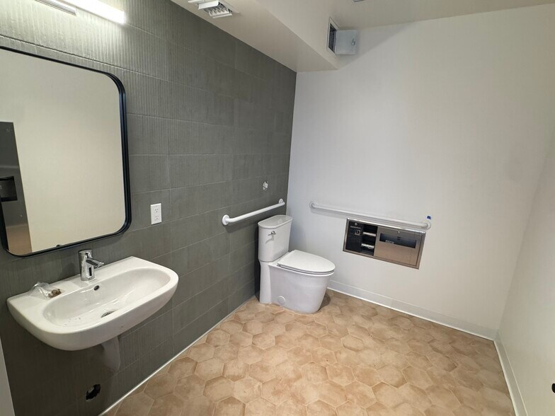 More Photos Of 13750 Ventura Blvd, Sherman Oaks Freestanding For Lease