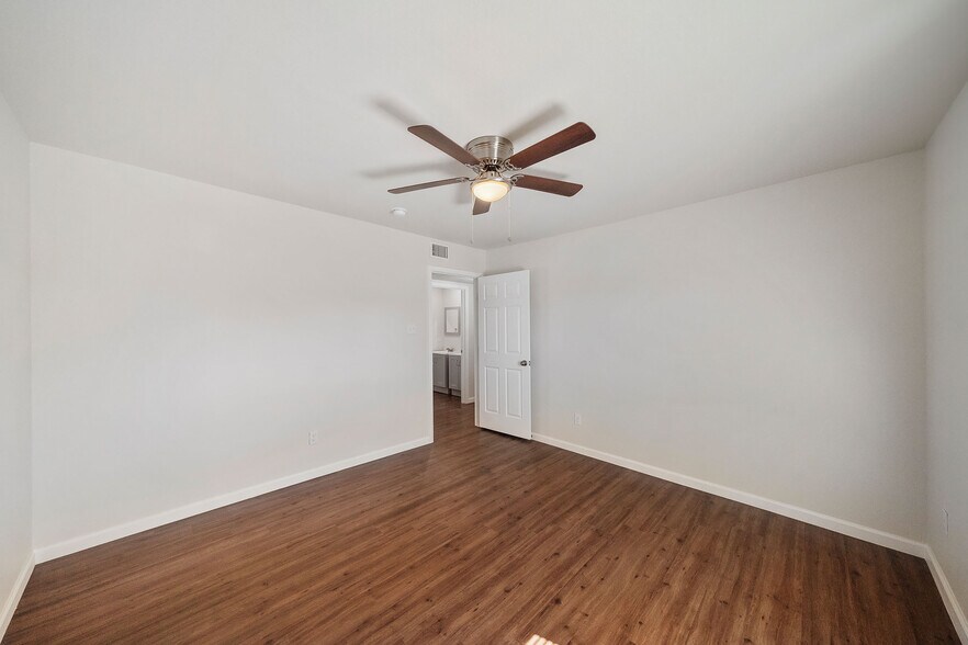 More Photos Of 6403 Sloan St, Houston Apartments For Sale