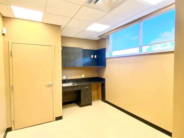 More Photos Of 15114 Preston Rd, Dallas Bank For Lease