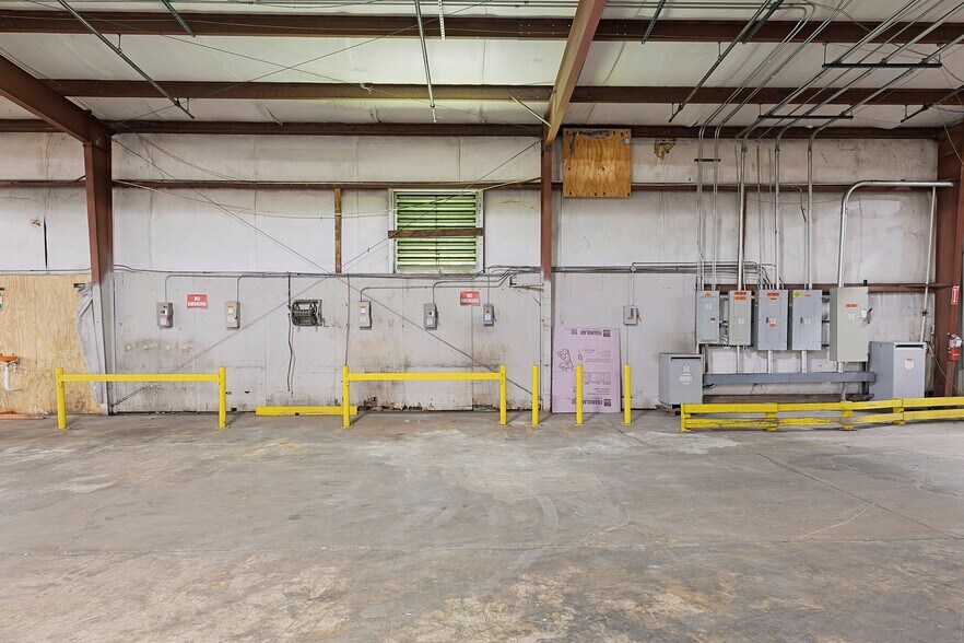 More Photos Of 456 Swanson Dr, Dresden Warehouse For Lease
