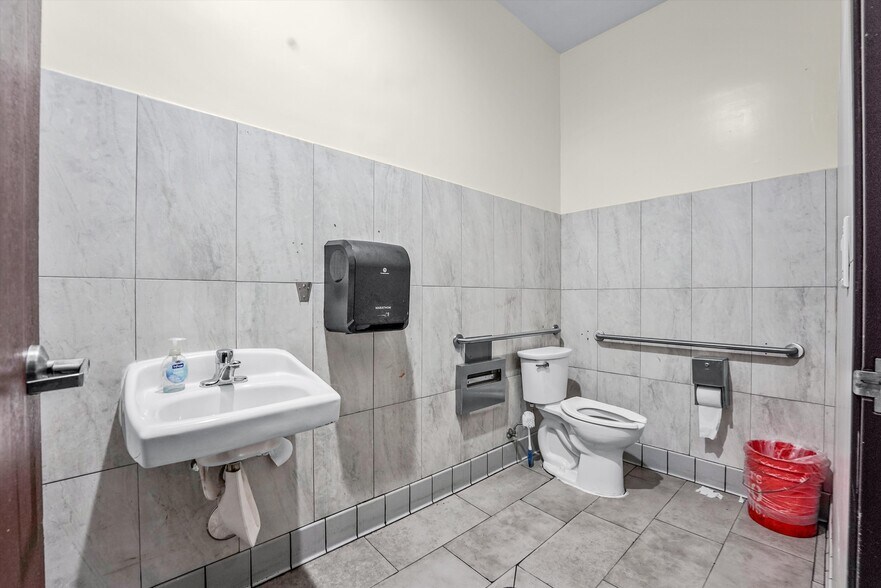 More Photos Of 486 W 20th St, San Pedro Storefront Retail Residential For Sale