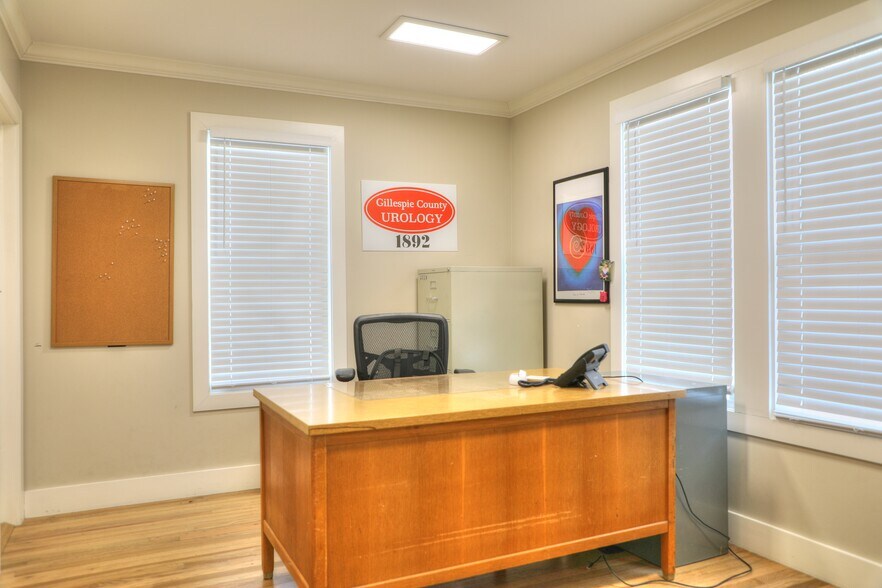 More Photos Of 1892 W US Highway 290, Fredericksburg Medical For Sale