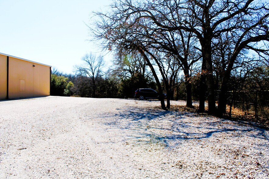 More Photos Of 1808 Barnett Dr, Weatherford Warehouse For Lease