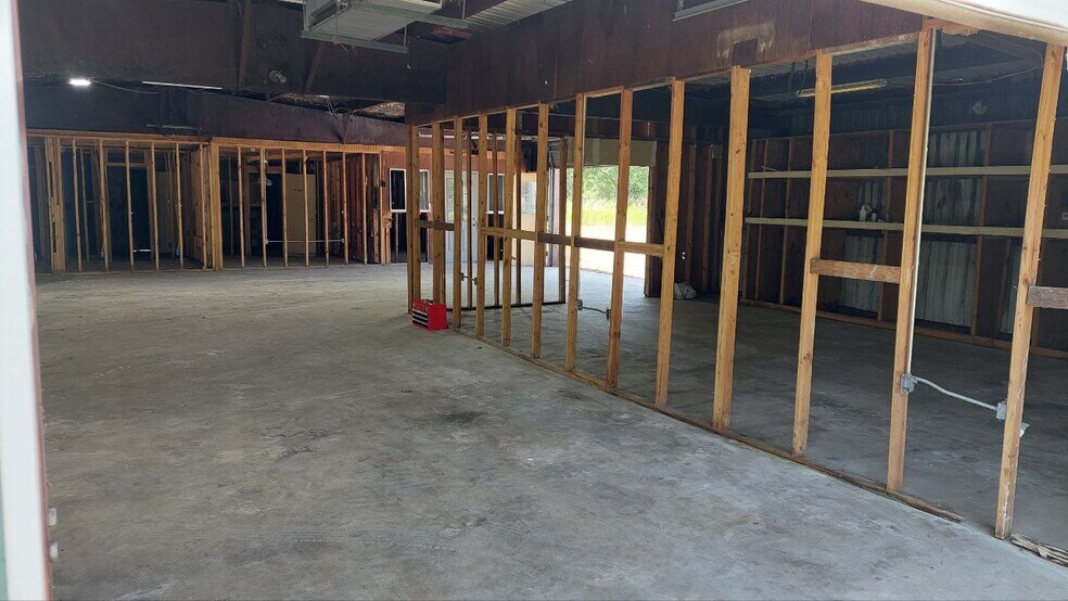 More Photos Of 610 New York St, Navasota Flex For Lease