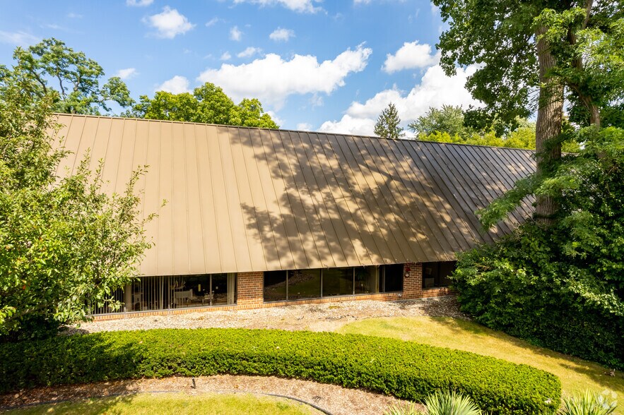 More Photos Of 29600 Northwestern Hwy, Southfield Office For Lease