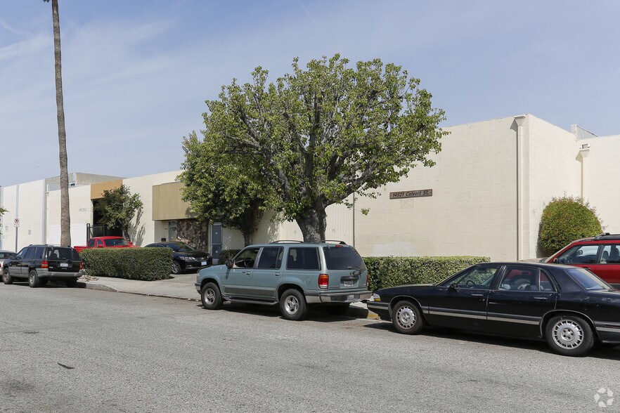 More Photos Of 14921-14925 Calvert St, Van Nuys Manufacturing For Lease