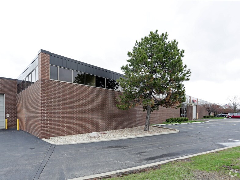 More Photos Of 545-549 W Lake St, Elmhurst Warehouse For Lease