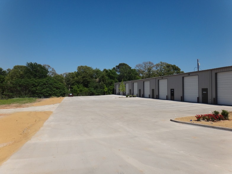 More Photos Of 4588 Old Troup Hwy, Tyler Showroom For Lease