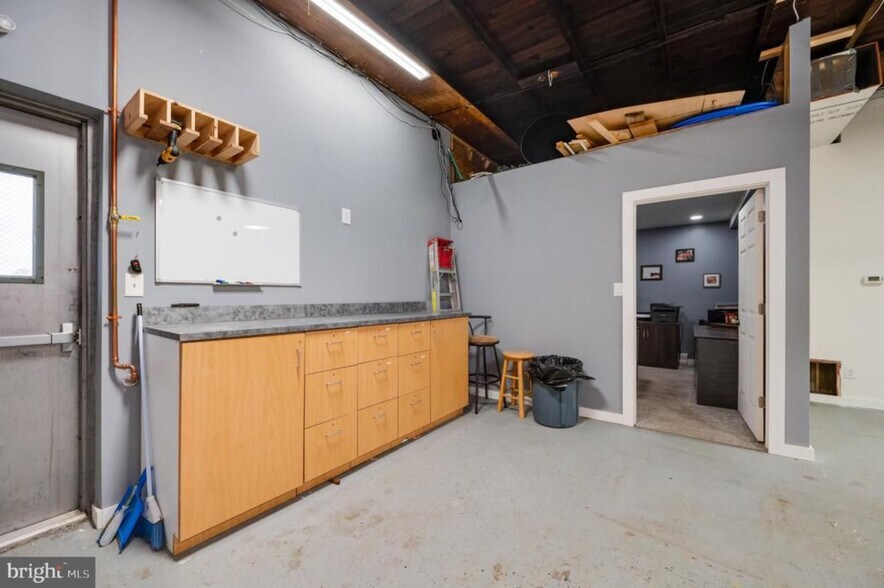 More Photos Of 519 Main St, Blandon Flex For Sale