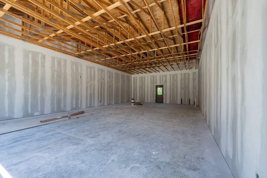 More Photos Of 660 Louisville St, Harlem Freestanding For Lease