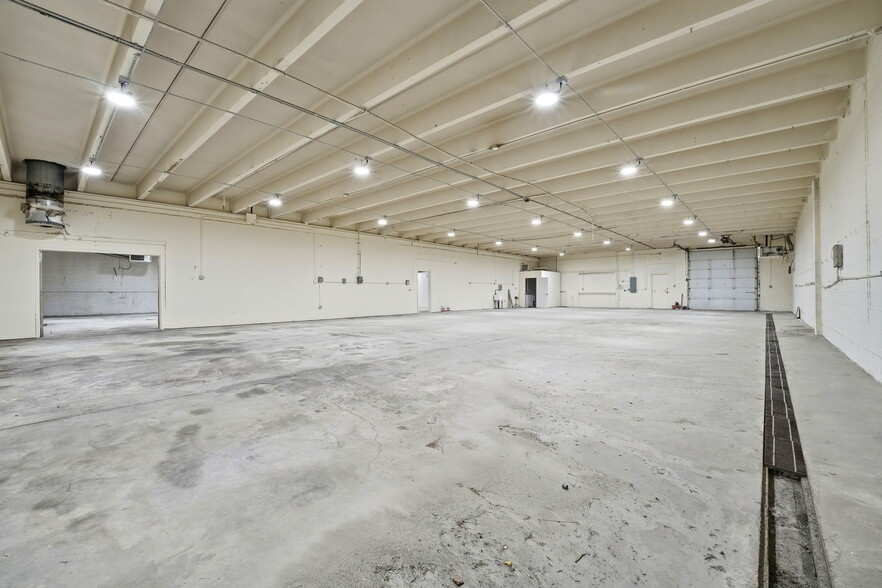 More Photos Of 2513-2515 E Willamette Ave, Colorado Springs Manufacturing For Lease