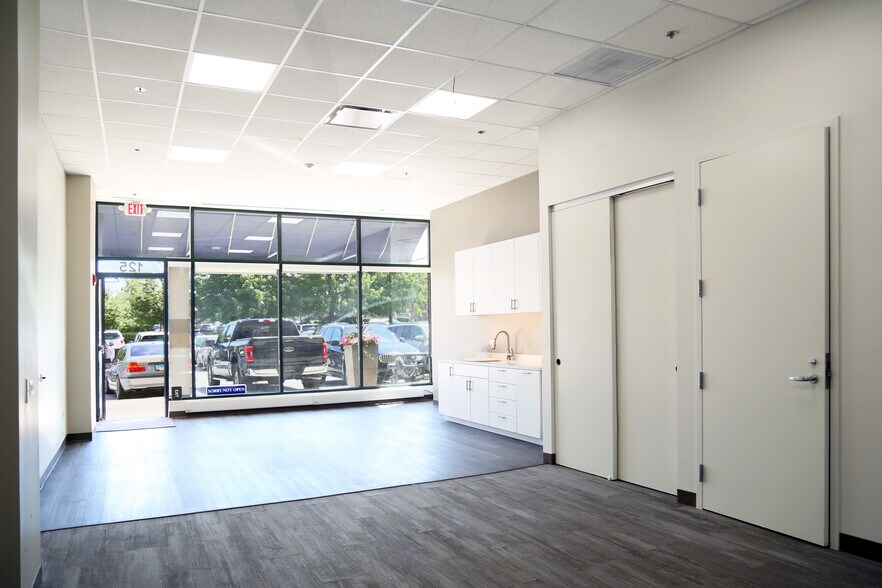 More Photos Of 775 Waukegan Rd, Deerfield Storefront For Lease