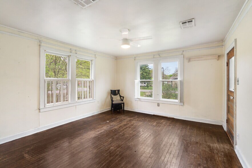 More Photos Of 200 Elm St, Buda Office For Sale