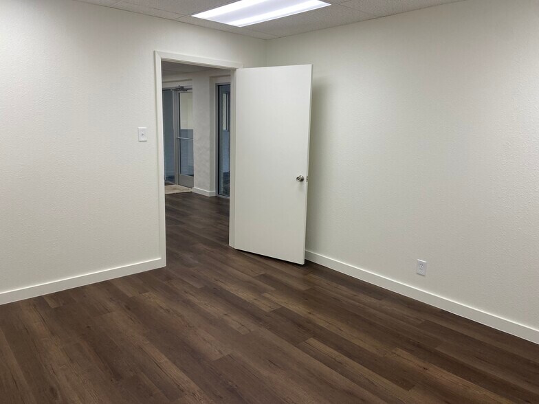 More Photos Of 323 Breesport St, San Antonio Light Distribution For Lease