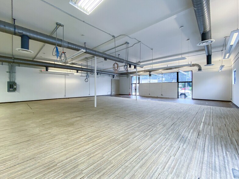 More Photos Of 120 E 42nd St, Savannah Bar For Lease