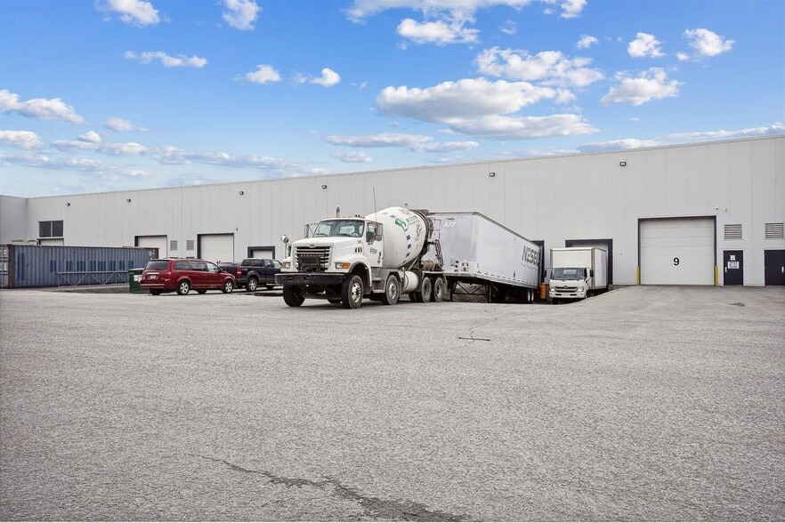 More Photos Of 1015-1037 Rue Des Forges, Terrebonne Warehouse For Lease