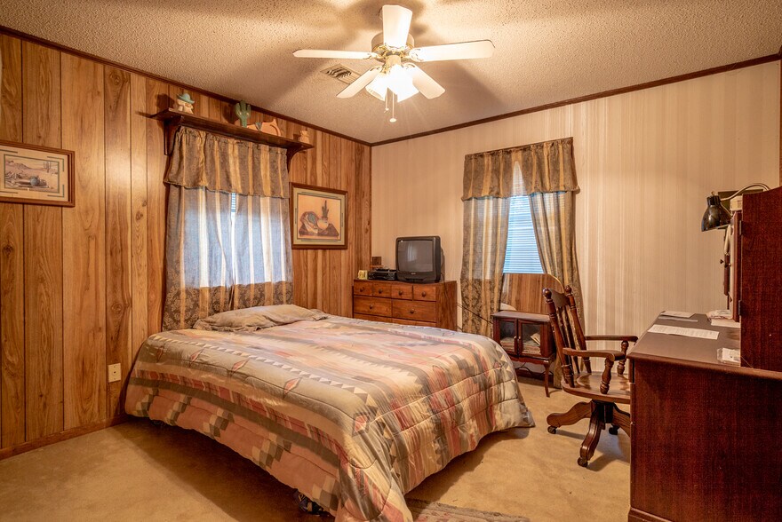 More Photos Of 808-814 W Center St, Sheridan Storefront Retail Office For Sale