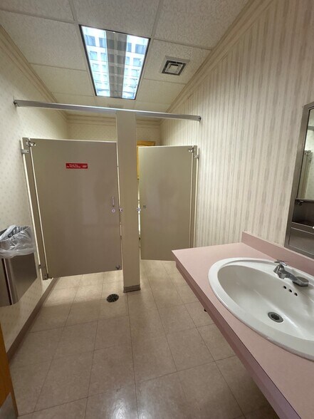 More Photos Of 1000 S Broadway, Highland Office For Lease