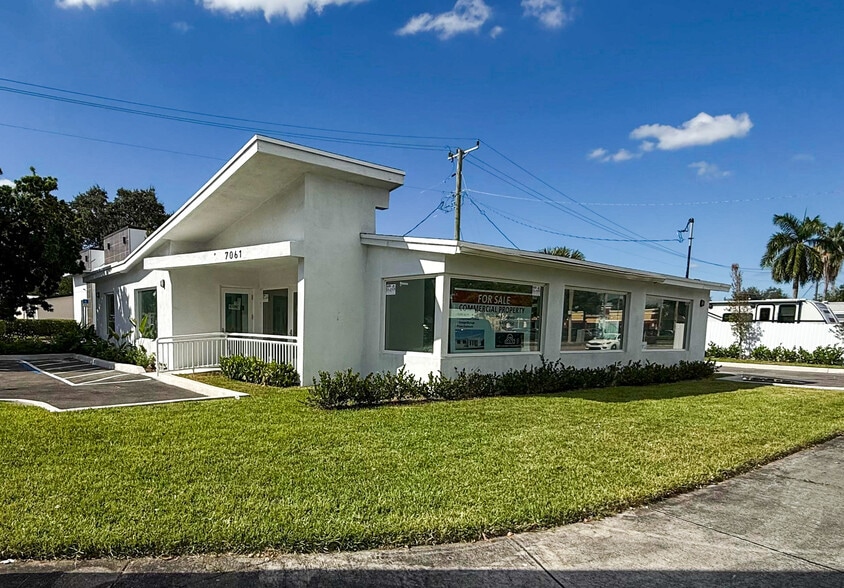 More Photos Of 7061 Taft St, Hollywood Medical For Sale