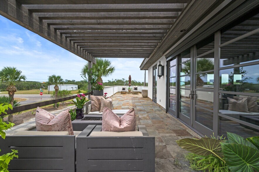 More Photos Of 1703 Highway 35 S, Rockport Office Residential For Lease