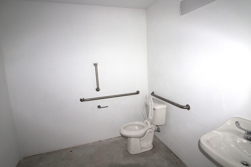 More Photos Of 1302 Lindsey Plaza Dr, Norman Warehouse For Lease