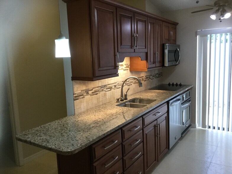 More Photos Of 2906 62nd St W, Bradenton Multifamily For Sale