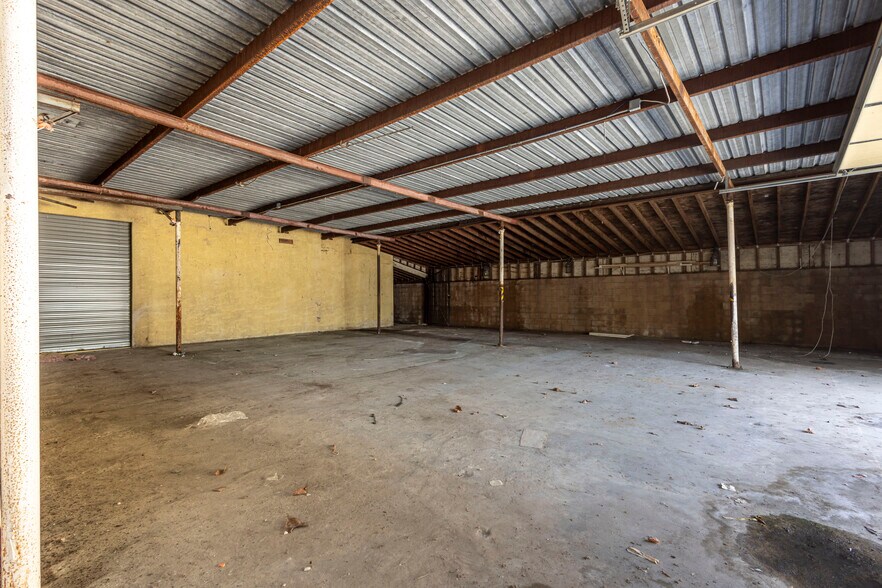More Photos Of 2703 Southwest Dr, Los Angeles Warehouse For Lease
