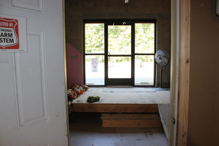 More Photos Of 969-979 Meriden Waterbury Tpke, Plantsville Freestanding For Lease