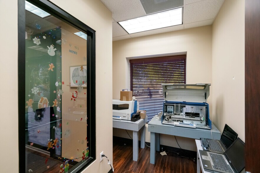 More Photos Of 207 W Archer Rd, Baytown Warehouse For Sale