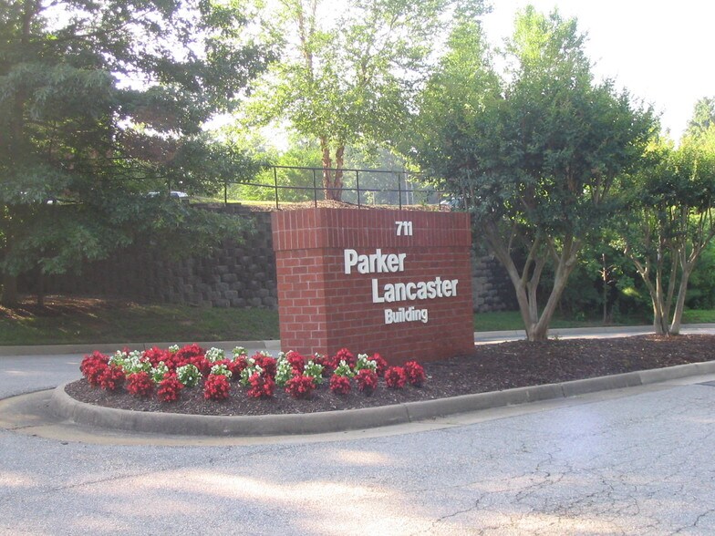 More Photos Of 711 Moorefield Park Dr, Richmond Showroom For Lease