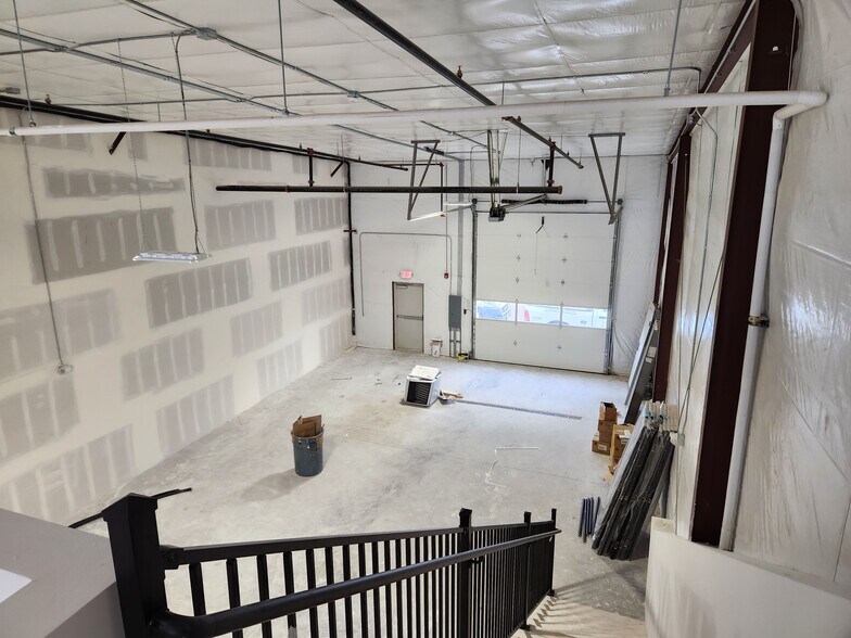 More Photos Of 1107 Southgate, Windsor Manufacturing For Lease