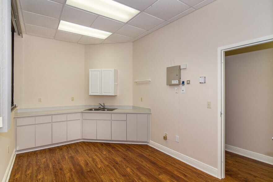 More Photos Of 1425 Viscaya Pky, Cape Coral Medical For Lease