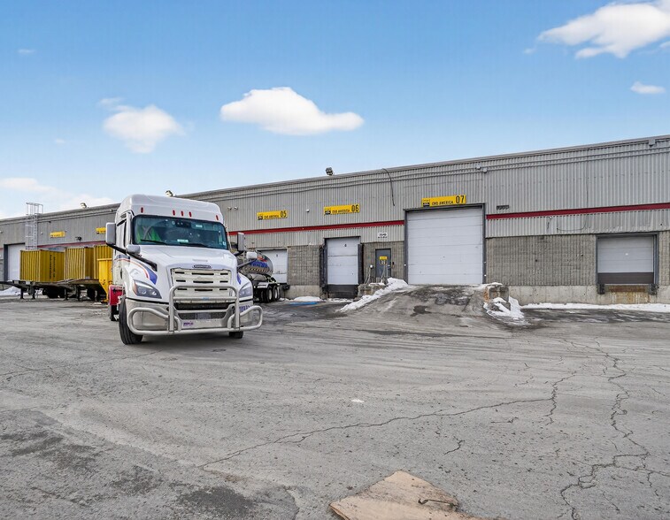 More Photos Of 7524-7550 Ch De La Côte-de-Liesse, Montréal Distribution For Sale
