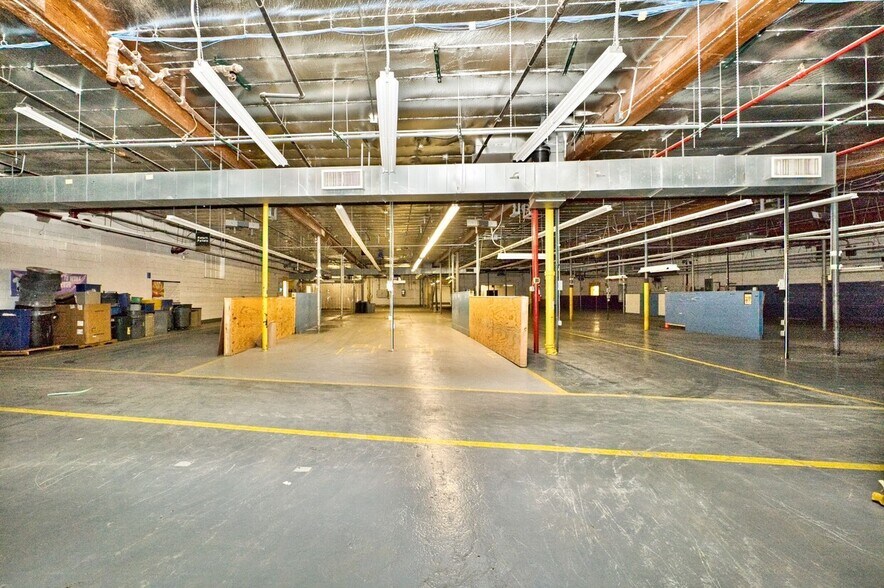More Photos Of 651 S Martin Luther King Jr Ave, Waukegan Warehouse For Sale