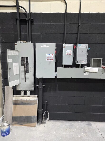 More Photos Of 585 Hanlon Creek Blvd, Guelph Showroom For Lease