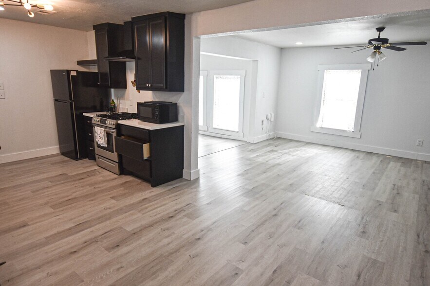 More Photos Of 400 Oak St, Bryan Office Residential For Lease