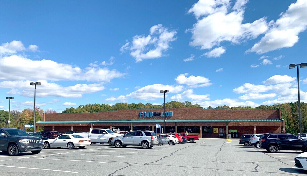 More Photos Of 1074 N Main St, Walnut Cove Storefront For Lease