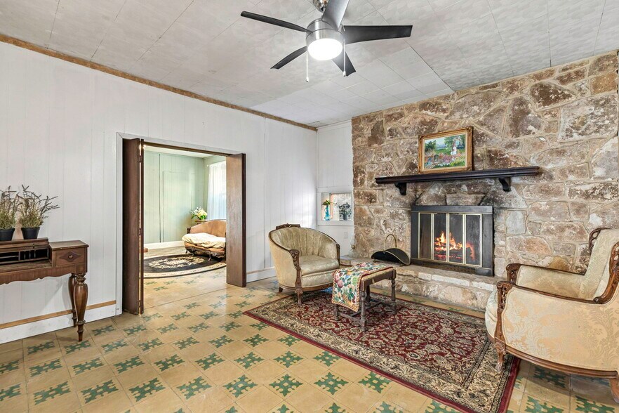 More Photos Of 926 S Laredo St, San Antonio Service For Sale