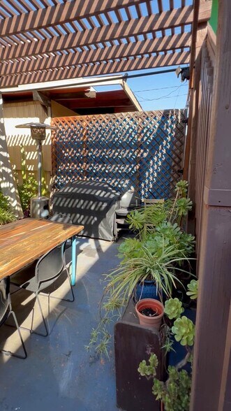 Primary Photo Of 826 S Victory Blvd, Burbank Coworking Space