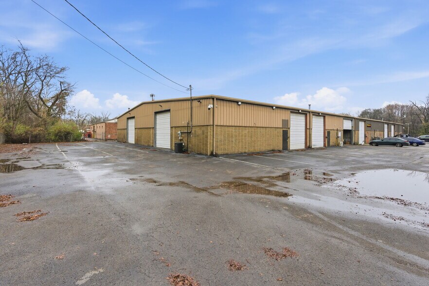 More Photos Of 213 Whitsett Rd, Nashville Warehouse For Sale