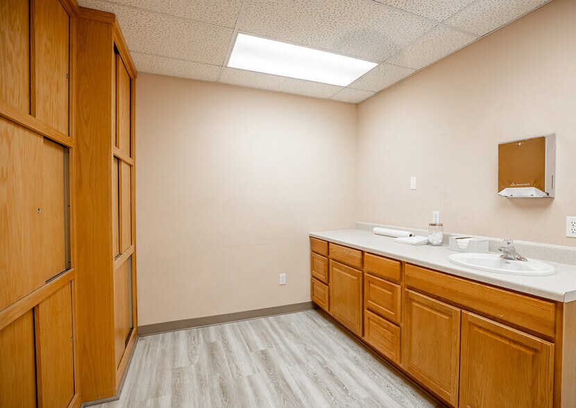More Photos Of 4550 Eubank Blvd NE, Albuquerque Medical For Lease