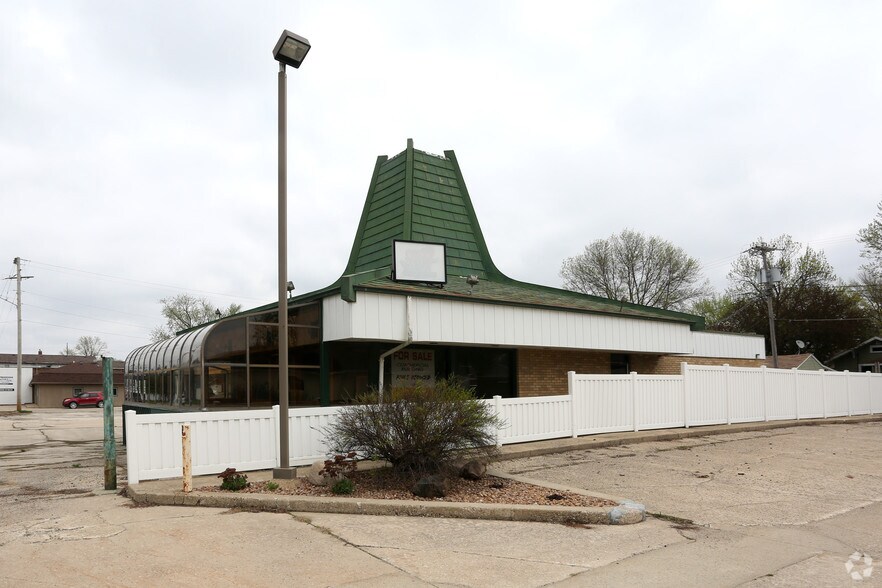 More Photos Of 1707 S Federal Ave, Mason City Bar For Sale