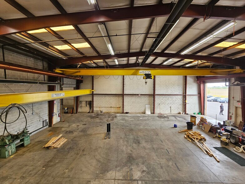 More Photos Of 22530 S Center Rd, Frankfort Warehouse For Lease